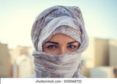 Muslim Woman Wearing Traditional Arabic Clothing Stock Photo 1050068732 