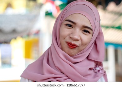 Muslim women Asia Islamic women Asia Wearing a pink headscarf Red lip Wearing a white shirt