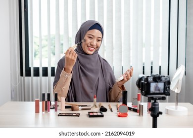 1,945 Muslim Blogger Images, Stock Photos & Vectors | Shutterstock