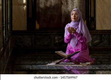 Muslim Women Wearing Purple Shirts Doing Stock Photo 1457569967 ...