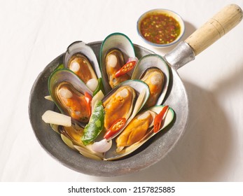 Mussels with herbs in panl with lemon, new zealand mussels, stone, outdoor, environment, seaside, seashore, beach, wild, parsley leaf