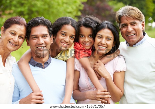 Indische Familie Der Muti Generation Geht Auf Stockfoto Jetzt Bearbeiten