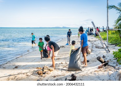 Mutus Village, Raja Ampat 08 June 2021, Commemorating World Ocean Day, Children Clean The Beach And Pick Up Trash Using Plastic Bags.