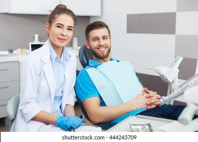 Mein Zahnarzt ist der Beste! Porträt eines weiblichen Zahnarztes und eines jungen Mannes in einem Zahnarztbüro.