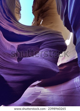 My honeymoon destination in the western United States, Antelope Canyon, is like a gift from nature. A very mysterious experience.