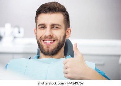 Mein Lächeln ist perfekt! Porträt von glücklichen Patienten im Zahnstuhl.