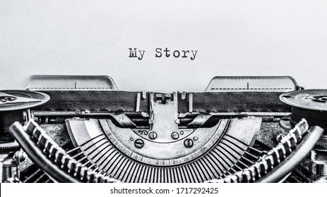 Mi historia escribió palabras en una máquina de escribir vintage. Cierra.