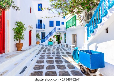 Mykonos, Griechenland. Wiew von der weißgetünchten zykladischen Straße in der schönen Stadt Mykonos, Kykladen griechischen Inseln.