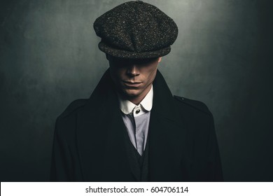 Retrato misterioso del gángster inglés retro de los años 1920 con gorra plana.