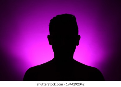 Mysterius man silhuette on purple backgroup