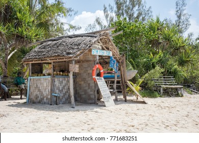 MYSTERY ISLAND,VANUATU/PACIFIC ISLANDS-DECEMBER 2,2016: Thatched Roof Shack With Locals Selling Excursion Tours At Mystery Island, Vanuatu