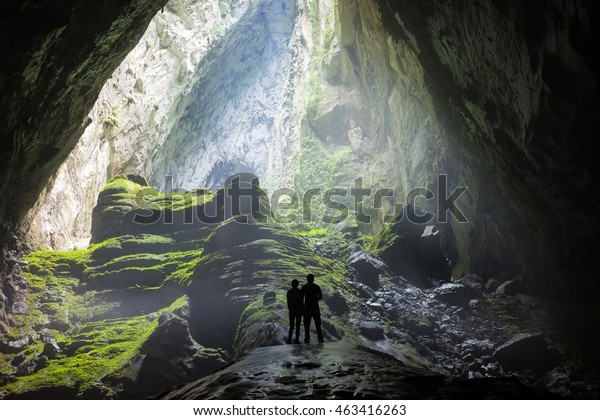 ソン ドン洞窟の謎の霧の多い洞窟の入り口 世界遺産の世界最大の洞窟 ベトナム クアンビン州クアンビン国立公園 の写真素材 今すぐ編集