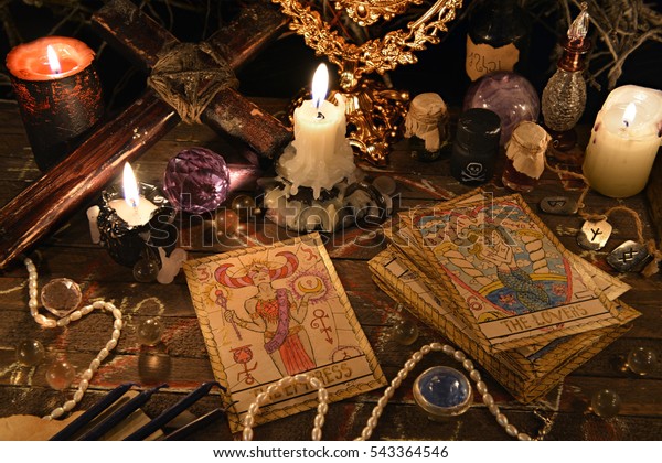 Mystisches Ritual Mit Tarotkarten Vintage Objekten Kreuz Stockfoto Jetzt Bearbeiten