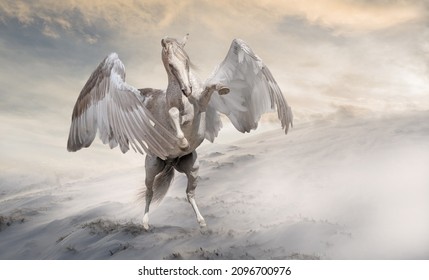 El mítico caballo pegasus con las alas desplegadas sobre el fondo de un campo cubierto de nieve. 