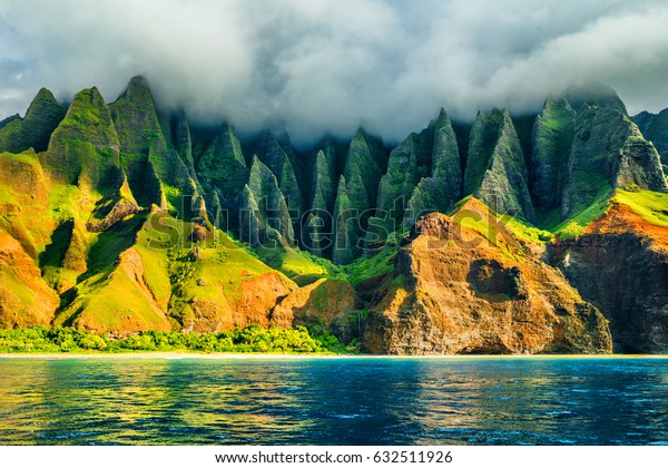 ナパリ海岸 カウアイ ハワイ 海のサンセットクルーズから見る 米国ハワイ州カウアイ島の自然の海岸線の風景 ハワイ旅行 の写真素材 今すぐ編集
