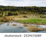 Ładny, słoneczny dzień na polskich Malediwach. Park Grodek, jesień, Jaworzno, Śląsk.