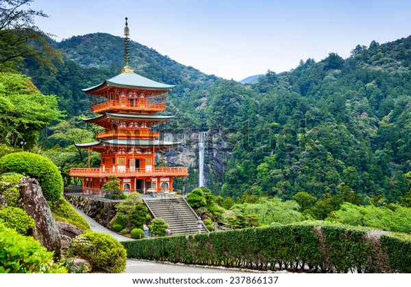 日本の那智 誓願寺の塔 那智の滝 の写真素材 今すぐ編集