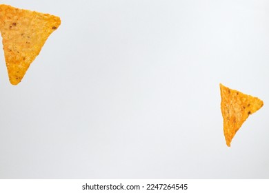 chips de nachos aislados en fondo blanco. triángulo doritos