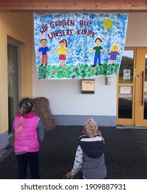 Nackenheim, May 2nd, 2020: Closed Day Care Centers Due To The Corona Pandemic. Children Look Forward To Wonderful Greetings From The Kindergarten Teachers To The Children On The Banner.