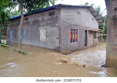 Nagaon,Assam,India-  May 20, 2022: Village Submerged In Flood Water At Kathiatoli In Nagaon District Of Assam.