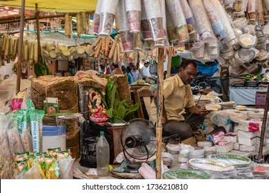 358 Shopkeeper waiting Images, Stock Photos & Vectors | Shutterstock