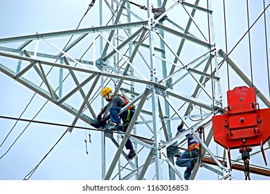 NAGPUR-INDIA-JUNE 19 : Worker & Steel Basket For Tower Load Test Of Steel Tower In Transmission Line At Test Station, June 19, 2015 Nagpur Province, India