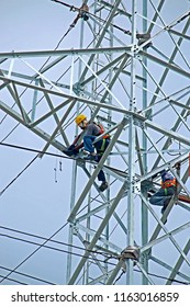 NAGPUR-INDIA-JUNE 19 : Worker & Steel Basket For Tower Load Test Of Steel Tower In Transmission Line At Test Station, June 19, 2015 Nagpur Province, India