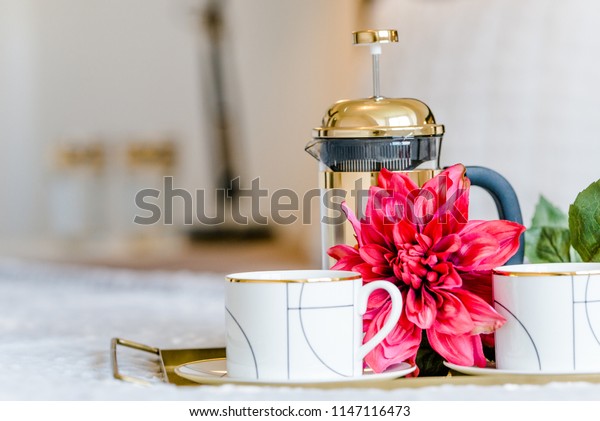 Nahaufnahme Von Zwei Kaffeetassen Gold Und Stock Photo Edit Now