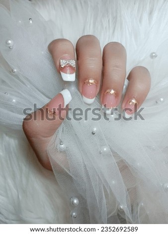 Nail art with a simple white color combination displays an elegant side