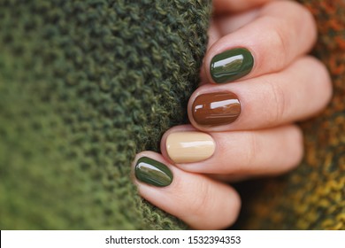 Nails Coloured With Autumn Style Knitted Pattern