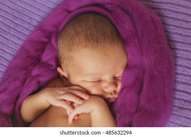 Naked   Baby   Slept In The Purple Kerchief