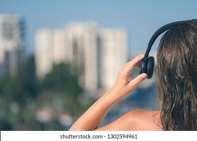 Naked Beautiful Woman Wet Hair Headphones Foto Stok Shutterstock