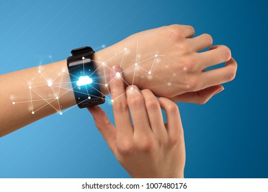 Nackte weibliche Hand mit intelligenter Armbanduhr, Cloud-Technologie und Verbindungs-Symbol – Stockfoto