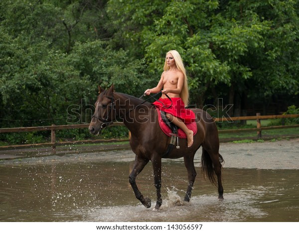 Frau reitet nackt auf dem pferd