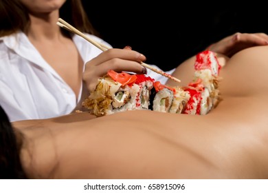 naked-pic-of-girl-in-restaurant