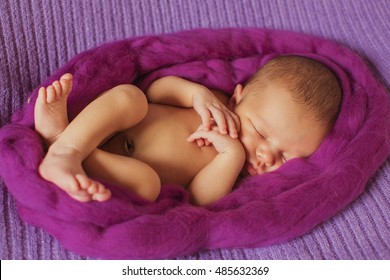 Naked Little  Baby   Slept In The Kerchief