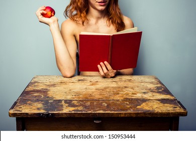 Naked Woman Reading Eating Peach库存照片150953444 Shutterstock