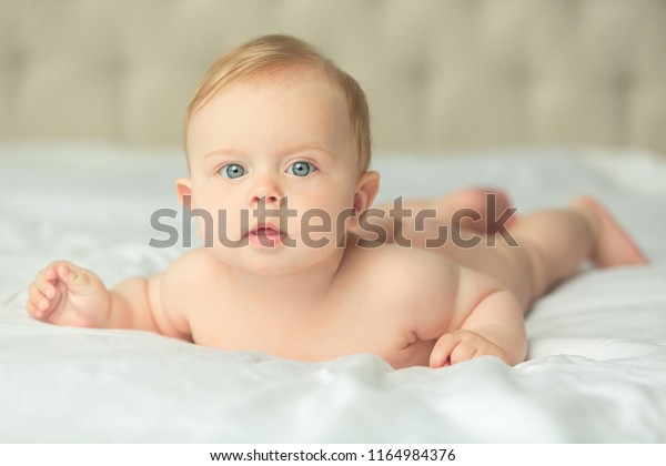  Naket Lovely Little Baby Laying On Stockfoto 1164984376 | Shutterstock