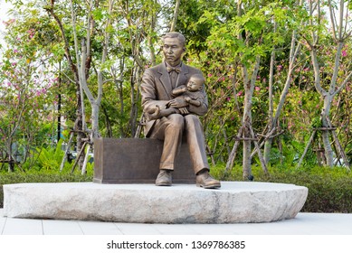 NAKHON PATHOM,THAILAND - JANUARY 27,2018 : Monument Of Mahidol Adulyadej,Prince Of Songkhla At Mahidol University (Salaya).
