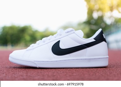 black nike tennis shoes