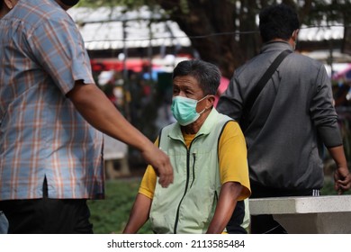 Nakhon Sawan, Thailand, January 22, 2022. An Elderly Thai Man Wears A Mask To Prevent The Spreading Virus. New Way Of Living