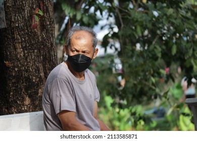 Nakhon Sawan, Thailand, January 22, 2022. An Elderly Thai Man Wears A Mask To Prevent The Spreading Virus. New Way Of Living