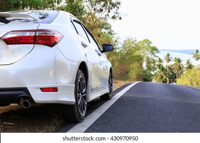 Накхон Си Тхаммарат, ТАИЛАНД - 22 мая: Автостоянка Toyota Corolla Altis на асфальтированной дороге 22 мая 2016 года. Официальный дилер Toyota, который является верхней долей рынка коммерческого автомобиля.