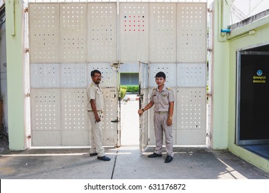 Nakhonsawan Thailand, 5 Apirl 2017: Prison Guard Warden In Uniform. Standing And  Opening The Dept Of Corrections Juvenile Detention Center's Gate. 