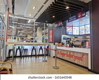 Nakhonsawan ,Thailand - Feb 21, 2020:
No Customer In KFC Fast Food Restaurant Because Of COVID-19 Virus . Kentucky Fried Chicken (KFC) Fast Food At The Walk Shopping Mall .