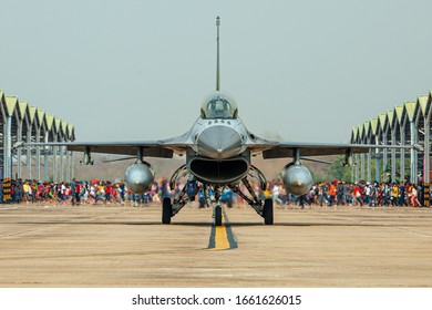 Nakorn Patom Thaland 12 Jan 2019: F-16 Fighting Falcaon Was Taxing To Runway After Show Thai People And Childern In Children Day