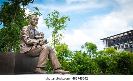 NAKORNPATHOM - SEPTEMBER 25, 2016: Monument Of Prince Mahidol Adulyadej At Mahidol University , Thailand.