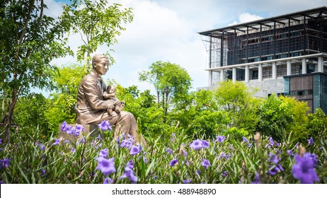 NAKORNPATHOM - SEPTEMBER 25, 2016: Monument Of Prince Mahidol Adulyadej At Mahidol University , Thailand.