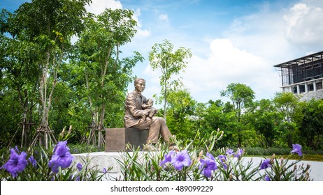 NAKORNPATHOM - SEPTEMBER 25, 2016: Monument Of Prince Mahidol Adulyadej At Mahidol University , Thailand.