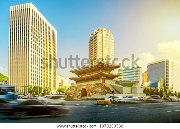 Namdaemun(Sungnyemun) City\
Gate in central Seoul\
